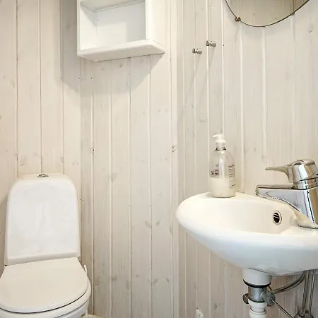 Four-bedroom Holiday In 1