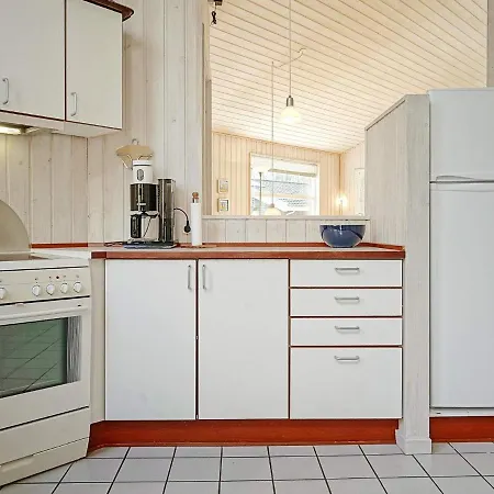 Four-bedroom Holiday In 1 *