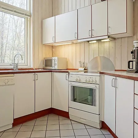 Дом отдыха Four-bedroom Holiday In 1
