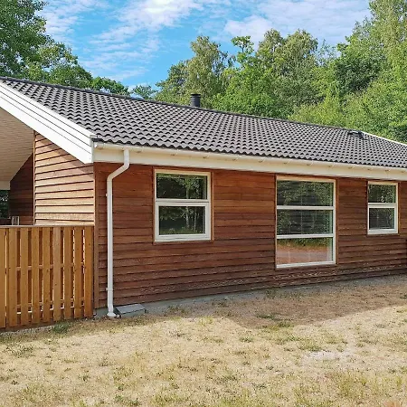 Дом отдыха Four-bedroom Holiday In 1 *