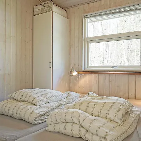 Дом отдыха Four-bedroom Holiday In 1 *