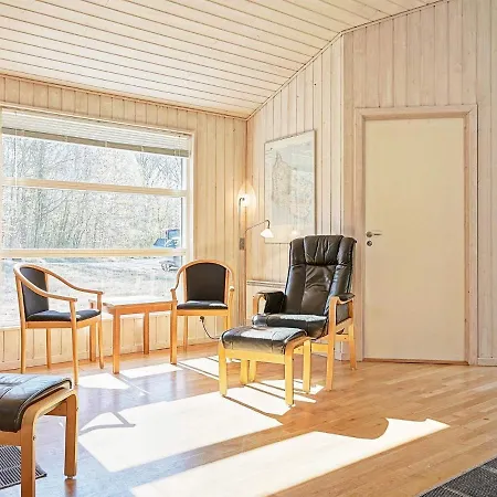 Дом отдыха Four-bedroom Holiday In 1 *